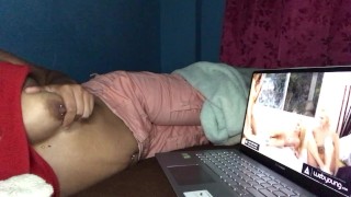 Mulher Assistindo Pornô Lésbico Gemer Gozando Buceta Peluda Masturbação
