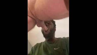 Big Dick Jock se fait défoncer le visage et les deux lâchent d’énormes charges Thick