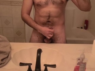 Masturbando no Banheiro com Um Elástico Em Volta Das Minhas Bolas