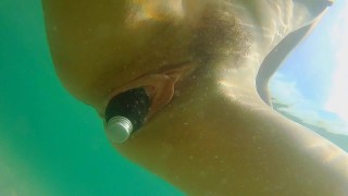 Groot avontuur van een kleine fles # onderwater poesje push oefeningen # Naked in het openbaar