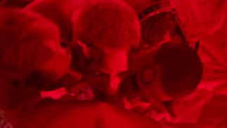 Парни устроили жаркий групповой секс на заброшенной