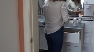 Красивая 58-летняя латиноамериканка красуется перед своим пасынком, чтобы возбудить его и заставить его фук