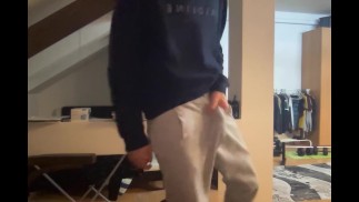 Graue Jogginghose mit verführerischer Wölbung