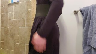 Trans femboy juega con su culo en un vestido y medias de red