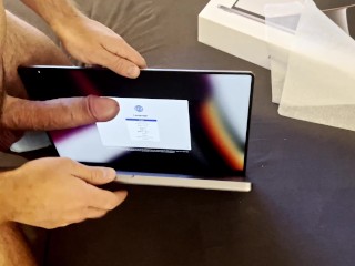 Perfekter Schwanz Fickt Packt Ein Neues MacBook Pro Aus Und Fickt Es - Cumshot Auf Den Laptop :p