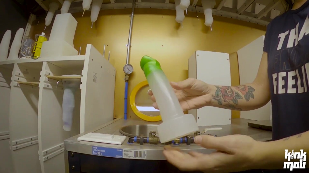 Cómo se hace un consolador de silicona platino en 1 minuto - KinkMob