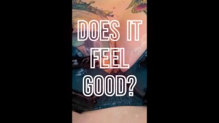 Sensual apertando peitos grandes tatuados para sua música CUM Upbeat JOI