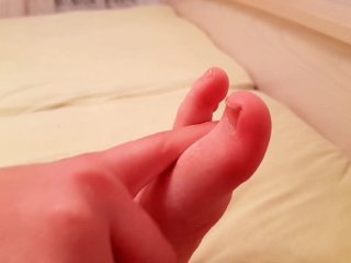 Girlfriend Shows Off Her Cute_Feet and Causes_Pleasure