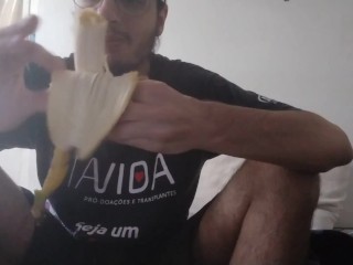 Cara Comendo Umas Bananas Grande / Ganhador De Peso