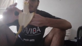 Мужчина ест большие и красивые бананы
