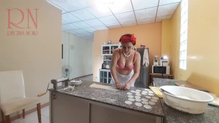 A governanta nudista Regina Noir cozinhando na cozinha. A empregada nua faz bolinhos. Cozinheiros nu