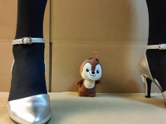 女装ハイヒールでぬいぐるみを踏みつけながらオナニーして射精する　日本人クラッシュフェチ - Screenshot 1 of 16 - Crush Fetish