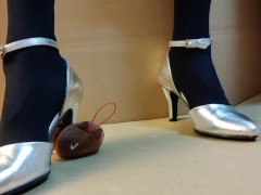 女装ハイヒールでぬいぐるみを踏みつけながらオナニーして射精する　日本人クラッシュフェチ - Screenshot 11 of 16 - Crush Fetish