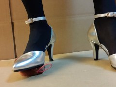 女装ハイヒールでぬいぐるみを踏みつけながらオナニーして射精する　日本人クラッシュフェチ - Screenshot 13 of 16 - Trampling