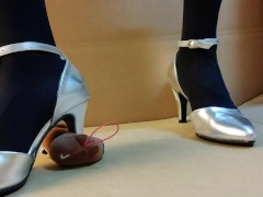 女装ハイヒールでぬいぐるみを踏みつけながらオナニーして射精する　日本人クラッシュフェチ - Screenshot 14 of 16 - Japanese Femboy