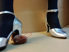 女装ハイヒールでぬいぐるみを踏みつけながらオナニーして射精する　日本人クラッシュフェチ - Screenshot 15 of 16 - Japanese Crossdress