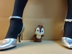 女装ハイヒールでぬいぐるみを踏みつけながらオナニーして射精する　日本人クラッシュフェチ - Screenshot 2 of 16 - Trampling Heels