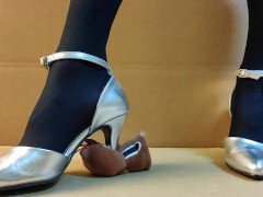 女装ハイヒールでぬいぐるみを踏みつけながらオナニーして射精する　日本人クラッシュフェチ - Screenshot 3 of 16 - Trampling