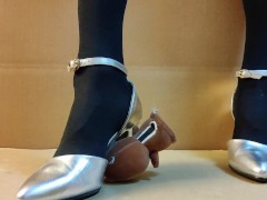 女装ハイヒールでぬいぐるみを踏みつけながらオナニーして射精する　日本人クラッシュフェチ - Screenshot 4 of 16 - Japanese Femboy