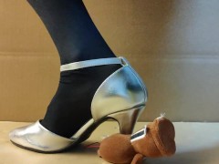 女装ハイヒールでぬいぐるみを踏みつけながらオナニーして射精する　日本人クラッシュフェチ - Screenshot 6 of 16 - Crush Fetish