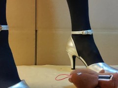 女装ハイヒールでぬいぐるみを踏みつけながらオナニーして射精する　日本人クラッシュフェチ - Screenshot 8 of 16 - Trampling