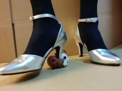 女装ハイヒールでぬいぐるみを踏みつけながらオナニーして射精する　日本人クラッシュフェチ - Screenshot 9 of 16 - Japanese Femboy