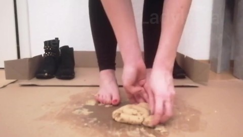 [Wunschvideo] Streuselkuchen zertreten und darauf spucken barfuß und mit Schuhen