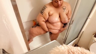 BBW tomando banho e esfregando peitos enormes