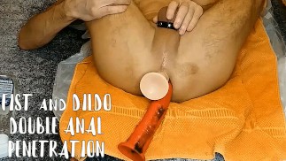 Кулак и фаллоимитатор двойное проникновение