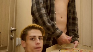 Livreur de pizza (Casey Donovan &David Gallagher)