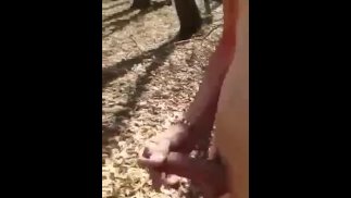 Twink 裸体在公共树林里手淫 hude 射精