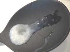 オナ禁直後の濃厚精子をオタマに大量射精し、精子の質感を楽しむ変態君。 - Screenshot 13 of 16 - Semen