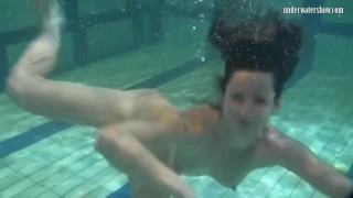 Девушки раздеваются и балуются под водой