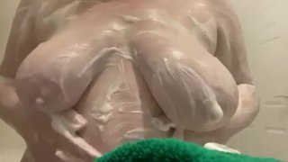 Massagem com sabão nos peitos