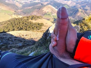 Dżokej w Rajstopach Masturbuje Swojego Wielkiego Grubego Kutasa Na Szczycie Góry