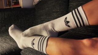 Sexy suelas pies chica fetiche en calcetines blancos de rodilla