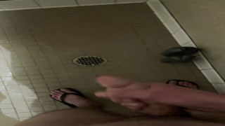 Masturbándose en la ducha del dormitorio de la universidad