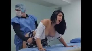 Sexo médico com enfermeira cheia de calor