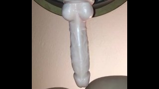 Neuk een dildo op een tafel - check link voor meer 😜