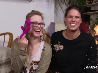 Zierliche Blondine aus Hamburg verwöhnt_Freundin mit Vibrator