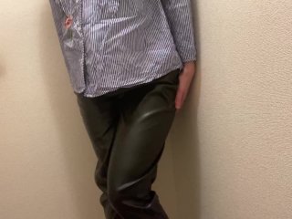 バスタオルに気持ちよさそうに放尿する女の子