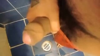 jugando con mi pene antes de bañarme