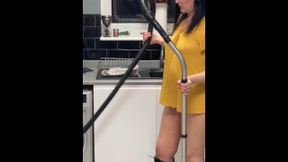 Femme au foyer en chaleur faisant des tâches ménagères fait une pipe et se fait éjaculer sur son gros cul