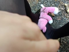 日本人女装野外でぬいぐるみをエナメルパンプスで踏み潰すクラッシュフェチ - Screenshot 11 of 16 - Crush Fetish
