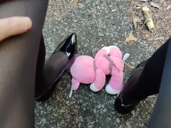 日本人女装野外でぬいぐるみをエナメルパンプスで踏み潰すクラッシュフェチ - Screenshot 2 of 16 - Trampling Heels