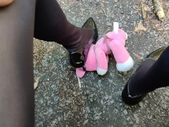 日本人女装野外でぬいぐるみをエナメルパンプスで踏み潰すクラッシュフェチ - Screenshot 3 of 16 - Trampling