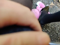 日本人女装野外でぬいぐるみをエナメルパンプスで踏み潰すクラッシュフェチ - Screenshot 7 of 16 - Trampling Heels