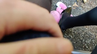 Crush fetish giapponese che calpesta animali di peluche in pompe smaltate da donna all'aperto.