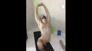 Yoga naked. Me alongando pelado. 