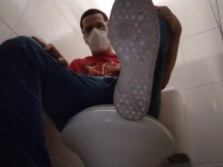 Sentado no Banheiro Público Para Mostrar Meus Sapatos Sujos